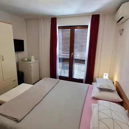 Mato With Balconies, Garden & The Sea View Apartment Seget Vranjica