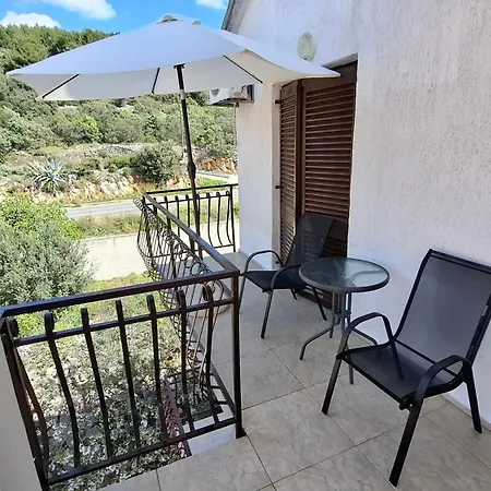 Mato With Balconies, Garden & The Sea View Apartment Seget Vranjica
