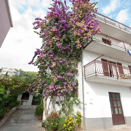 Apartment Mato With Balconies, Garden & The Sea View *