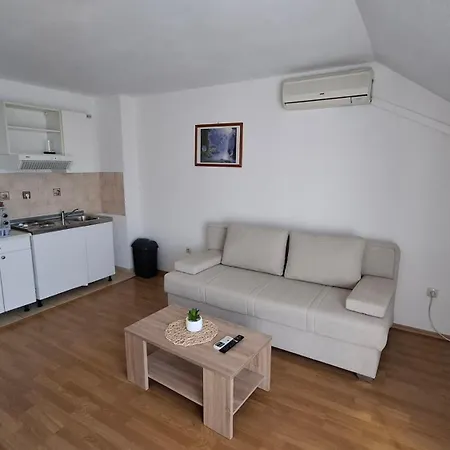 Mato With Balconies, Garden & The Sea View Apartment Seget Vranjica